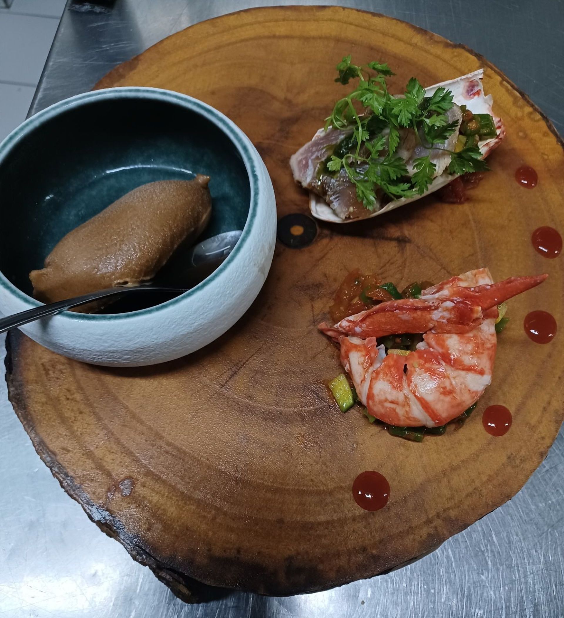 Salade de homard, tartare de thon et glace au homard du restaurant La Table de Stéphane à Agde