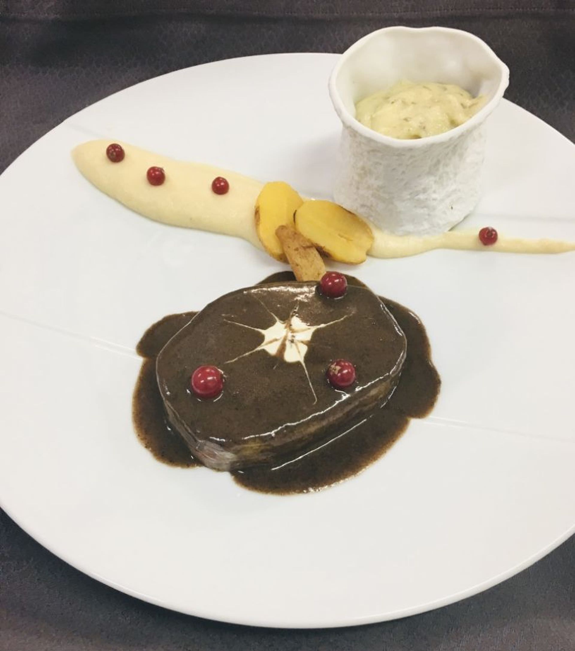 Assiette du lièvre à la royale du restaurant Les Docks du GR à Saint Martin de Londres