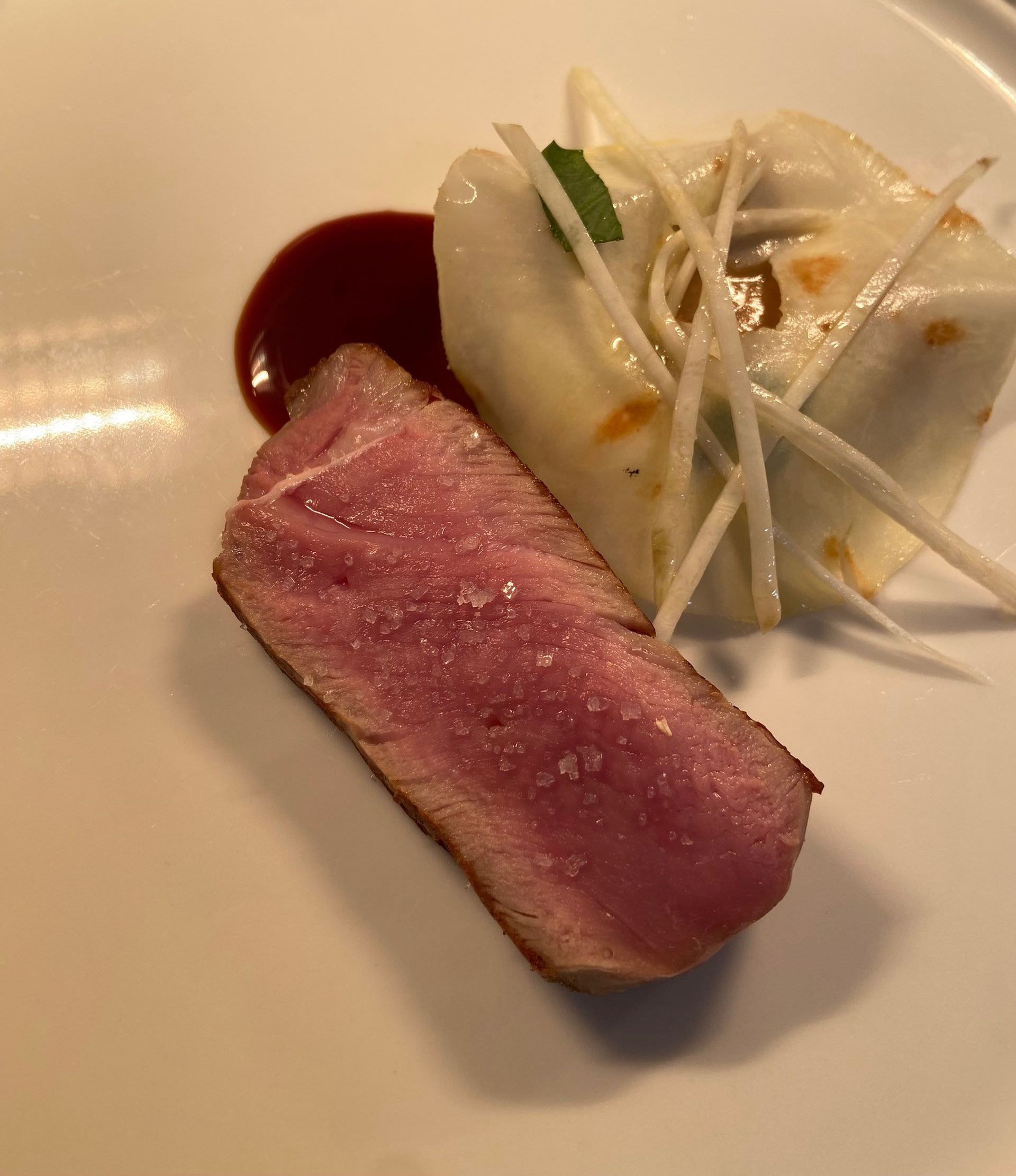 Assiette de longe de veau du Ségala, cèpes, céleri et noisettes du restaurant Souka à Aniane