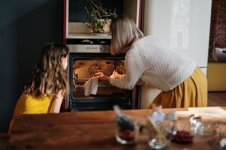 Une mère et sa fille en cuisine