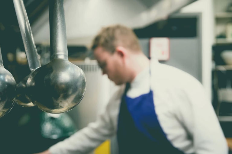 Chef Philippe Ramon dans la cuisine du restaurant-caviste Souka à Aniane