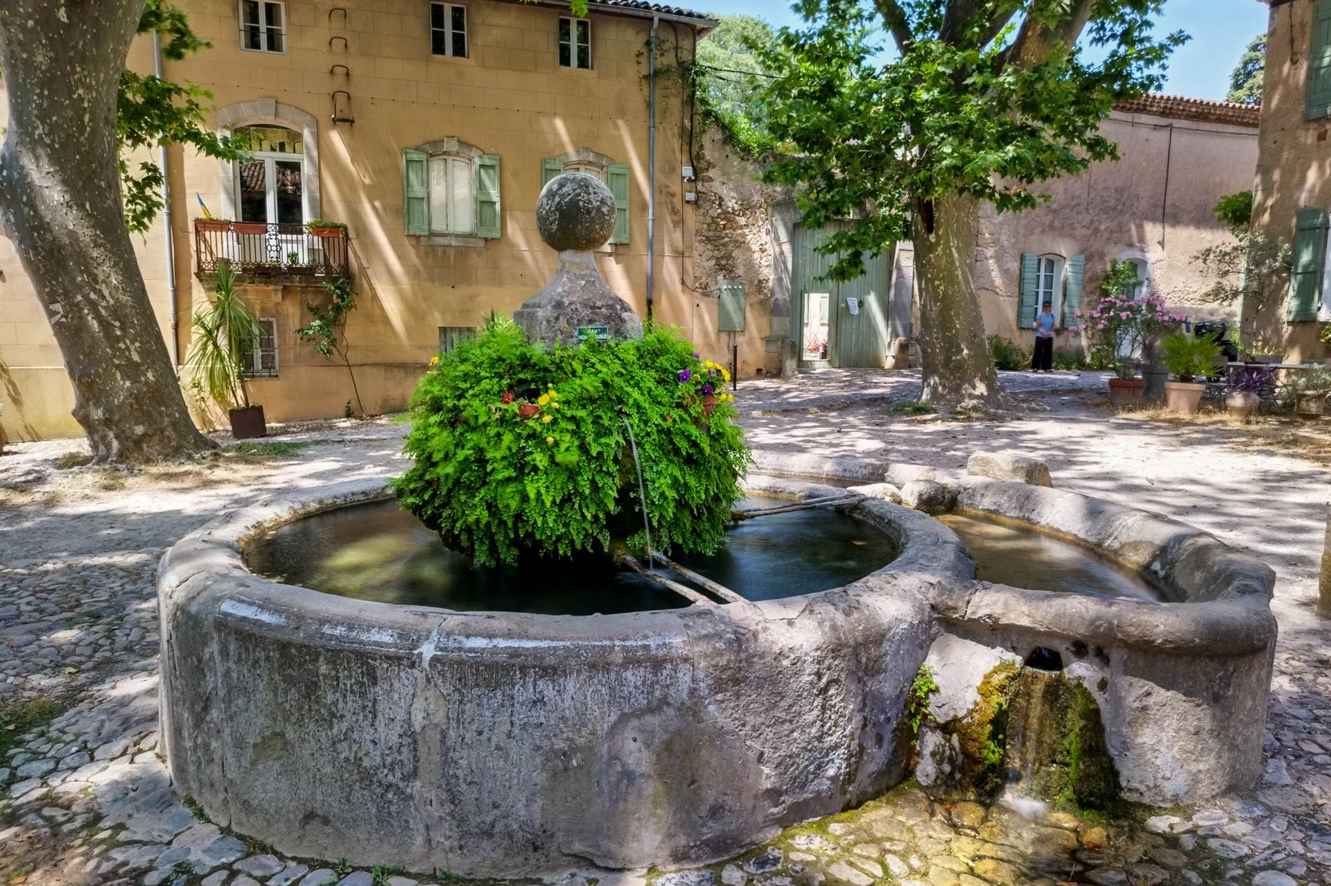 Fontaine du 18ème siècle sur la place Louis XIV à Villeneuvette
