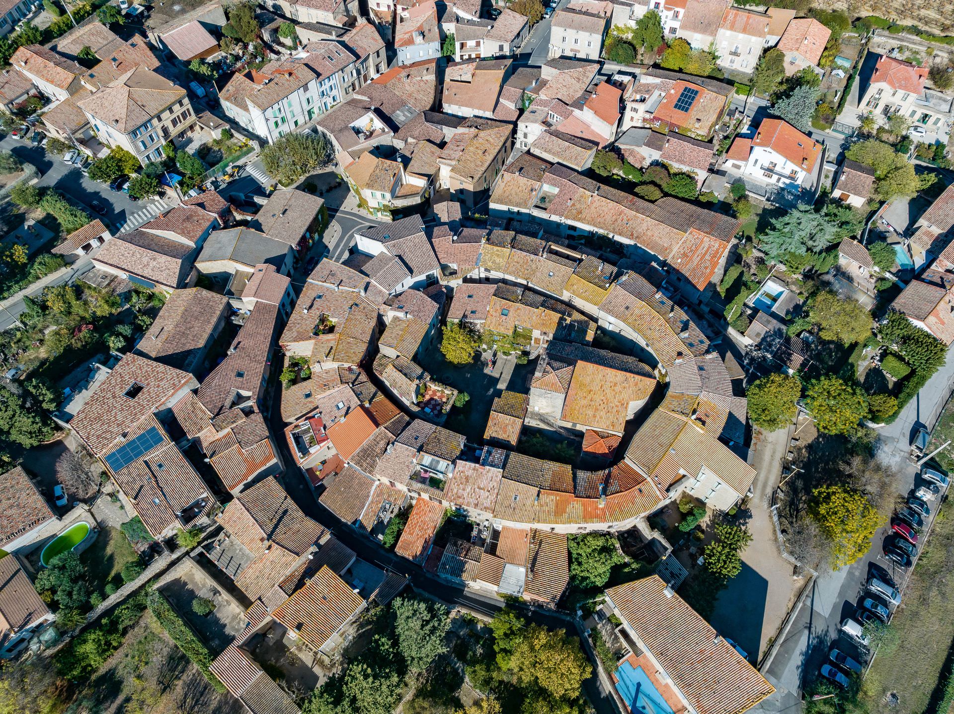 Vue aérienne sur les toits du village d'Aigne, centre village escargot