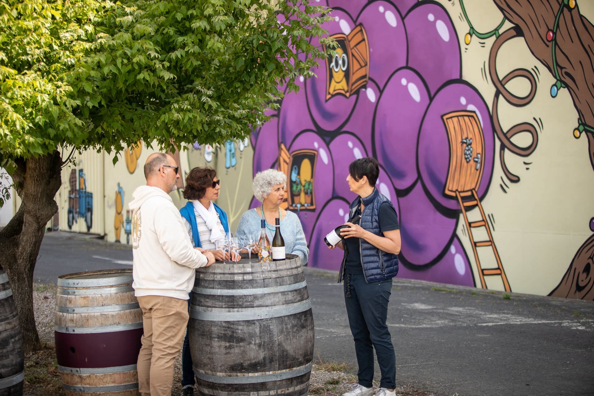 Groupe d ejeuniors qui assistent à une dégustation de vin devant la Cave coopérative de Cazouls