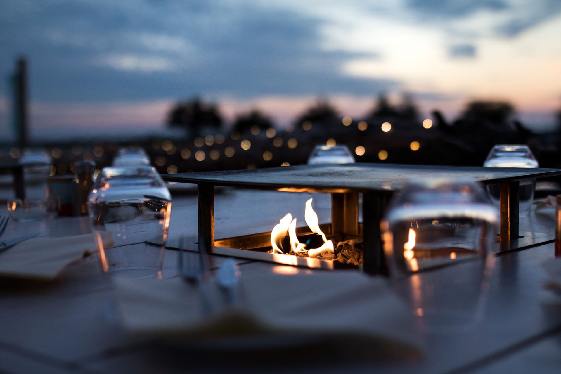 Sur la table cheminée danse des petites flammes pour réchauffer plat et personnes