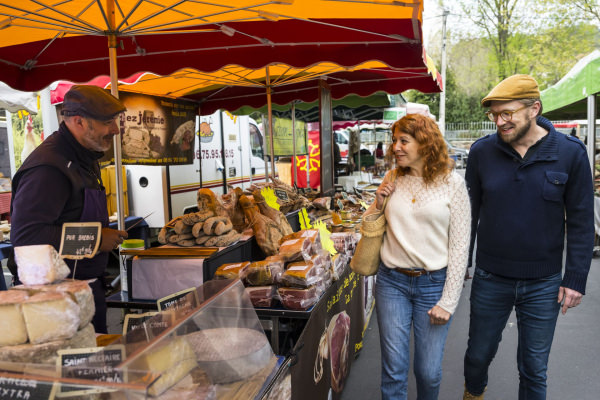 Jeune couple qui se balade au marché de Lamalou les Bains