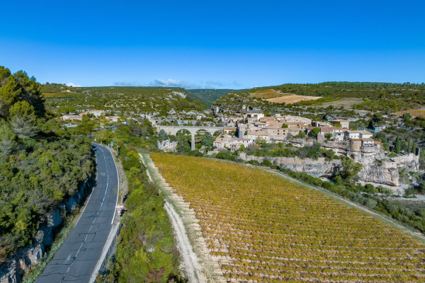 Vue aérienne sur la route qui mène à Minerve et les paysages alentours