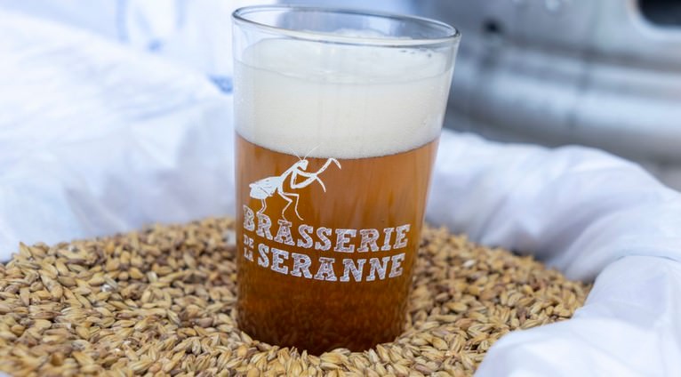 Verre de bière de la brasserie de la Séranne avec un dessin d'une menthe religieuse