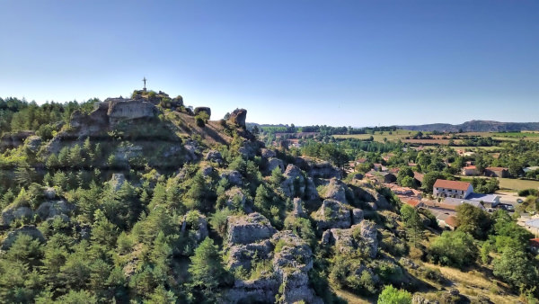 Le Roc Castel qui veille sur le village-étape du Caylar-en-Larzac