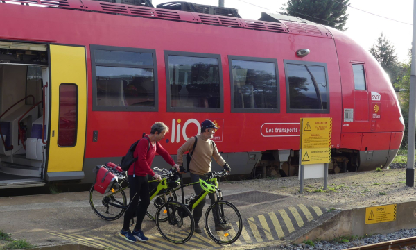 2 hommes jeuniors qui sortent du Train avec leur vélo à la gare de Magalas