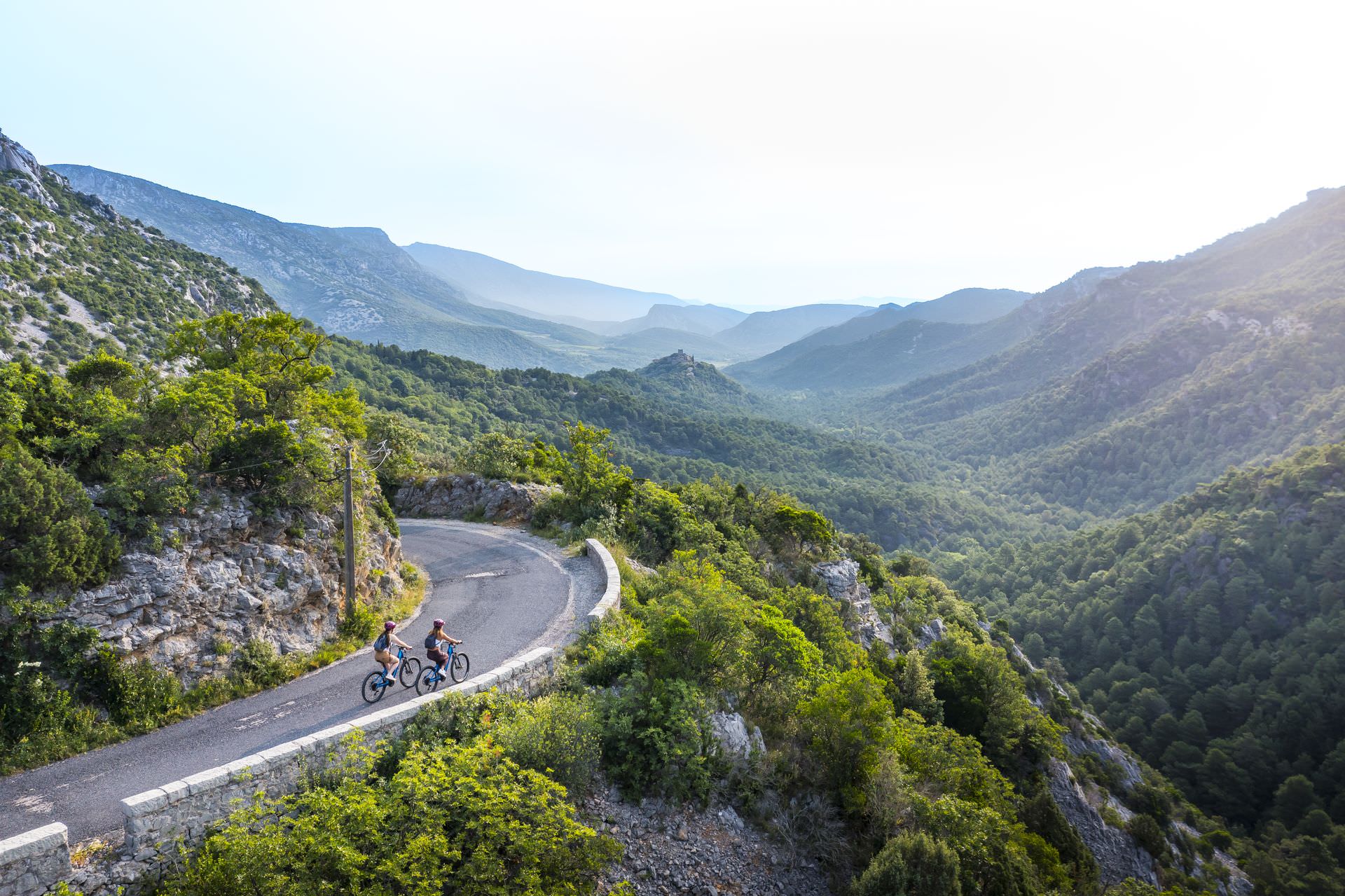 Deux copines se baladent à vélo sur les routes de la vallée de la Buèges