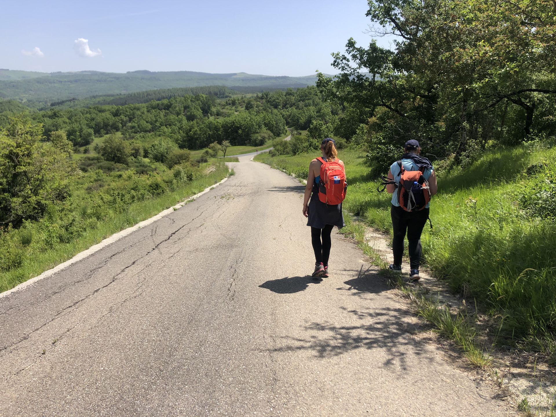 Deux amies randonnent dans les Monts d'Orb sur le GRP Entre Deux Lacs Avène-Salagou