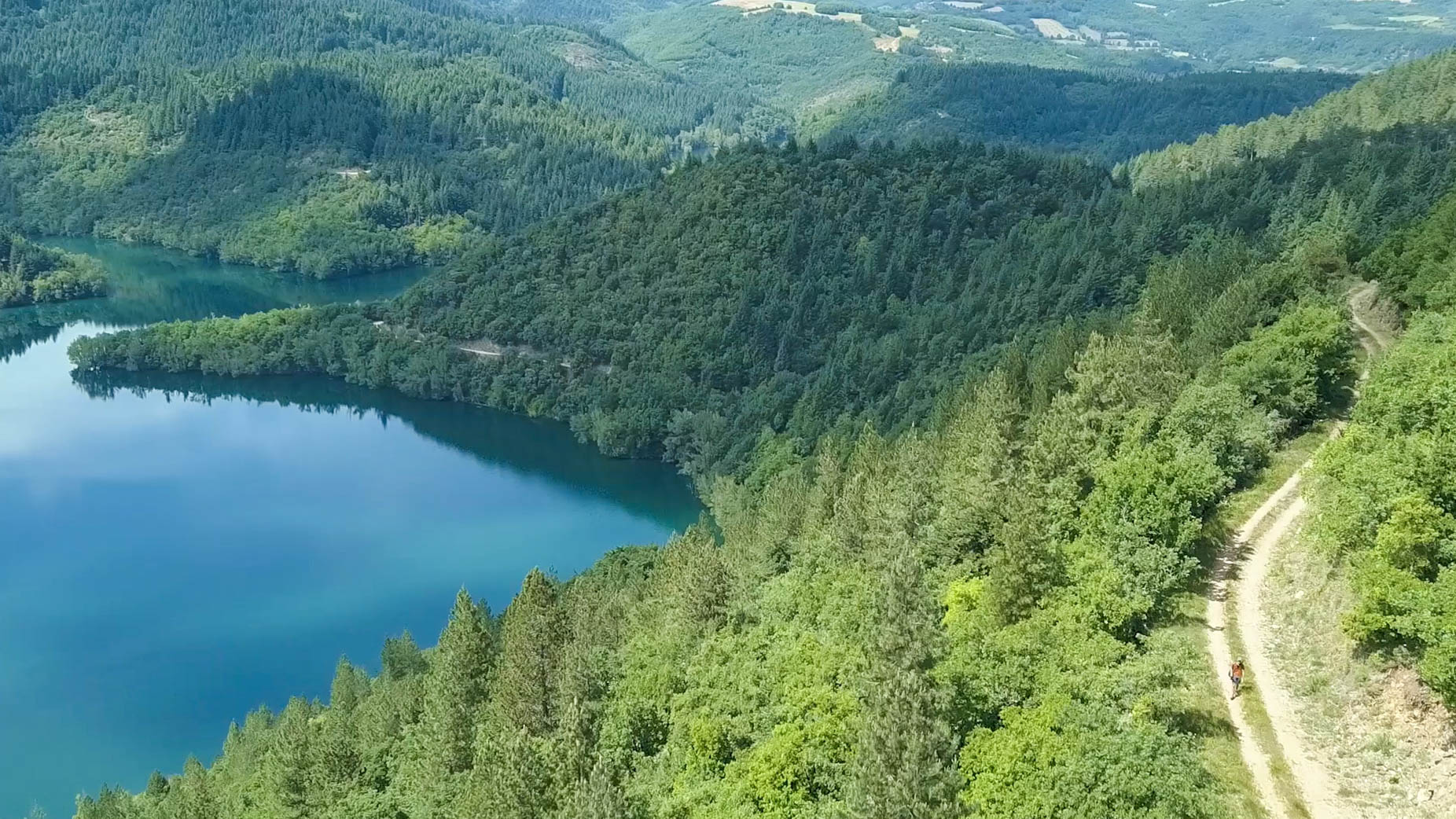 Vue aérienne sur le lac d'Avène - Monts d'Orb et le tracé du GRP Entre Deux Lacs Avène-Salagou