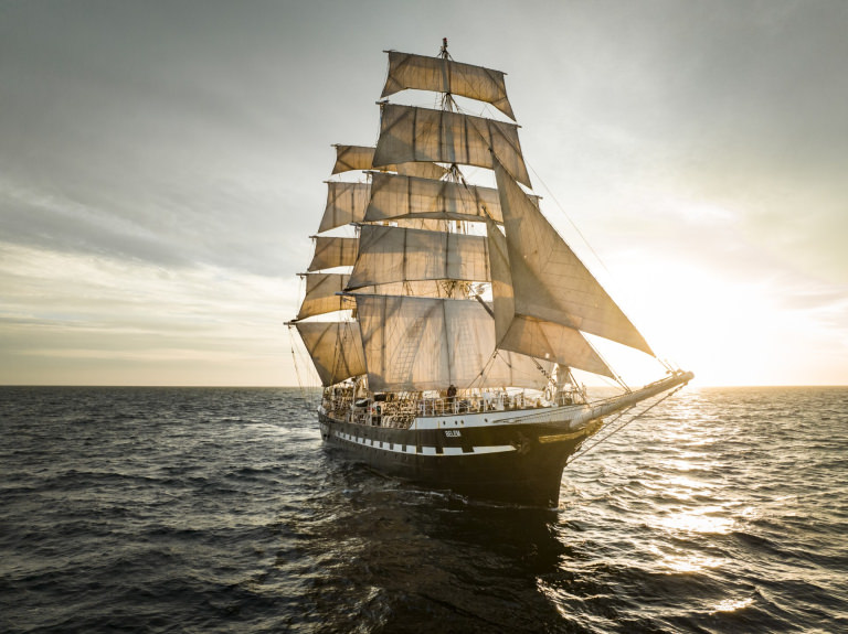 Le bateau le Belem voque vers le port de Sète.