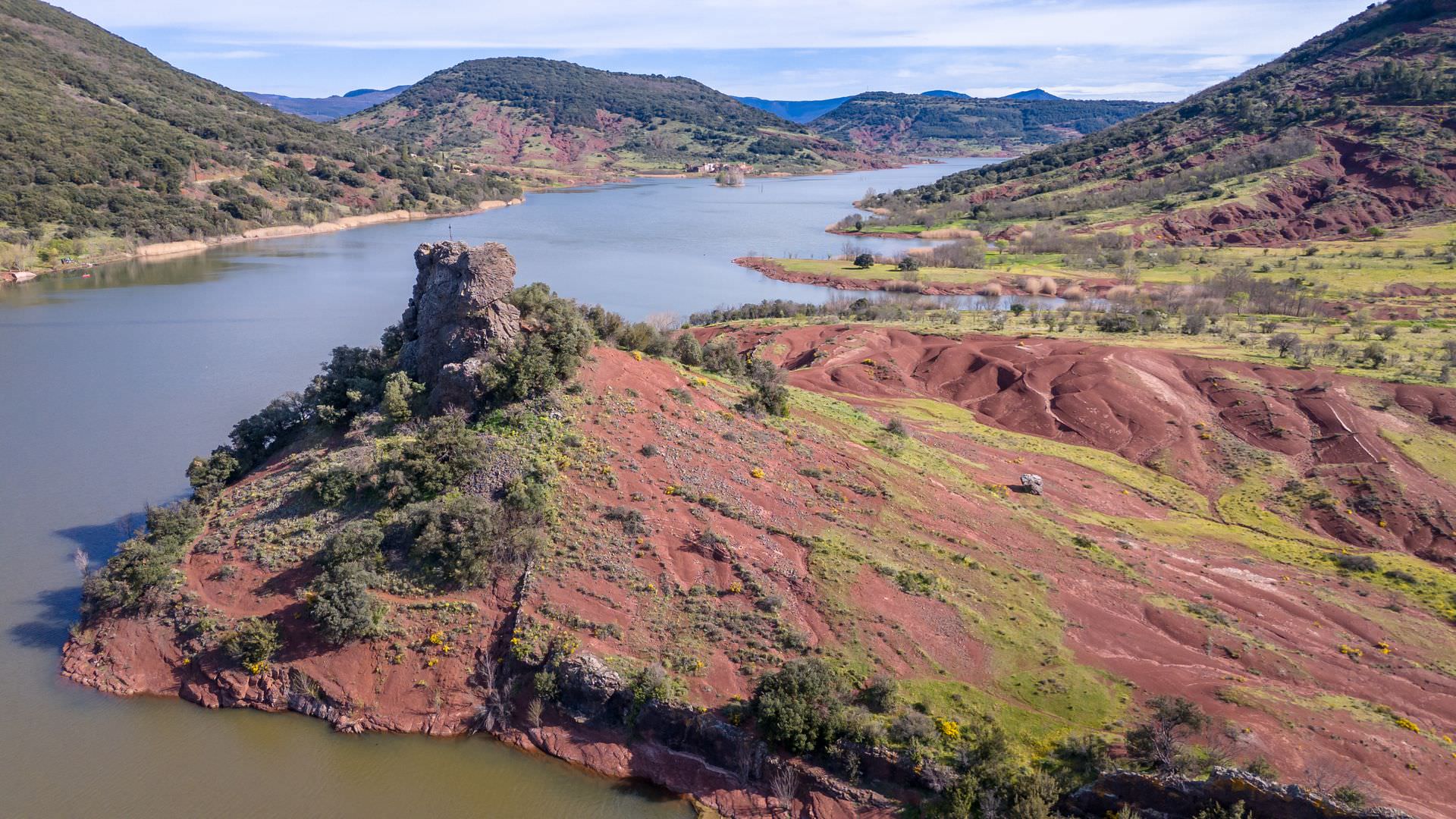 Vue aérienne sur le lac du Salagou et le neck de la Roque