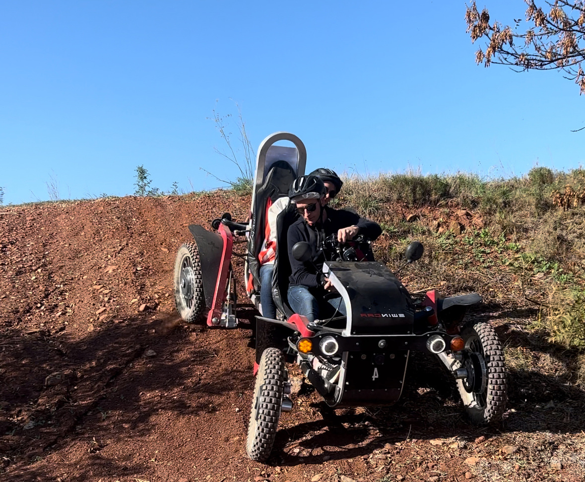 Couple qui fait une balade en swincar électrique sur les terres rouges du Salagou