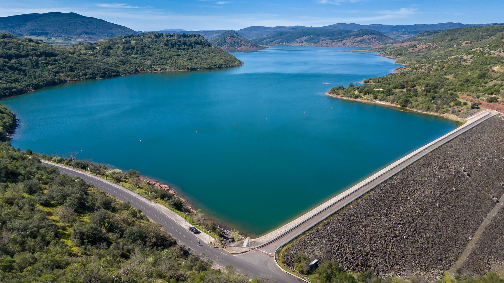 Vue aérienne sur le barrage du lac du Salagou