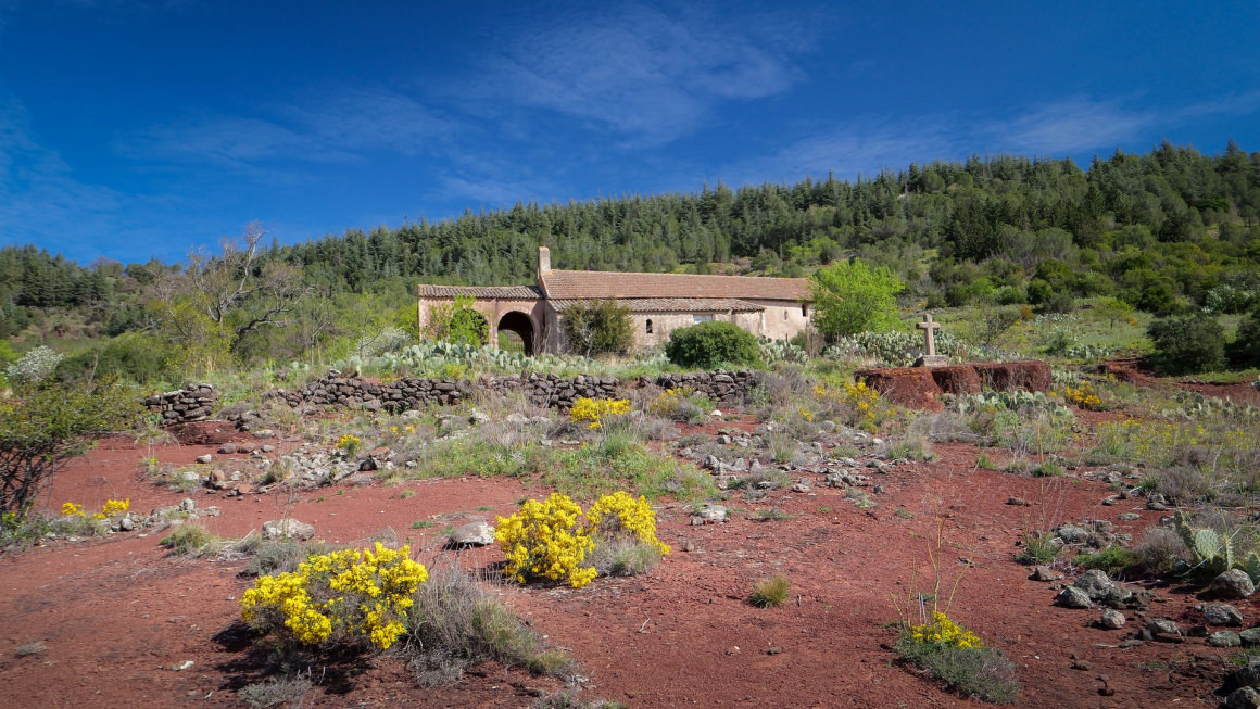 La chapelle Notre Dame des Clans au pied du plateau de l'Auverne près du lac du Salagou