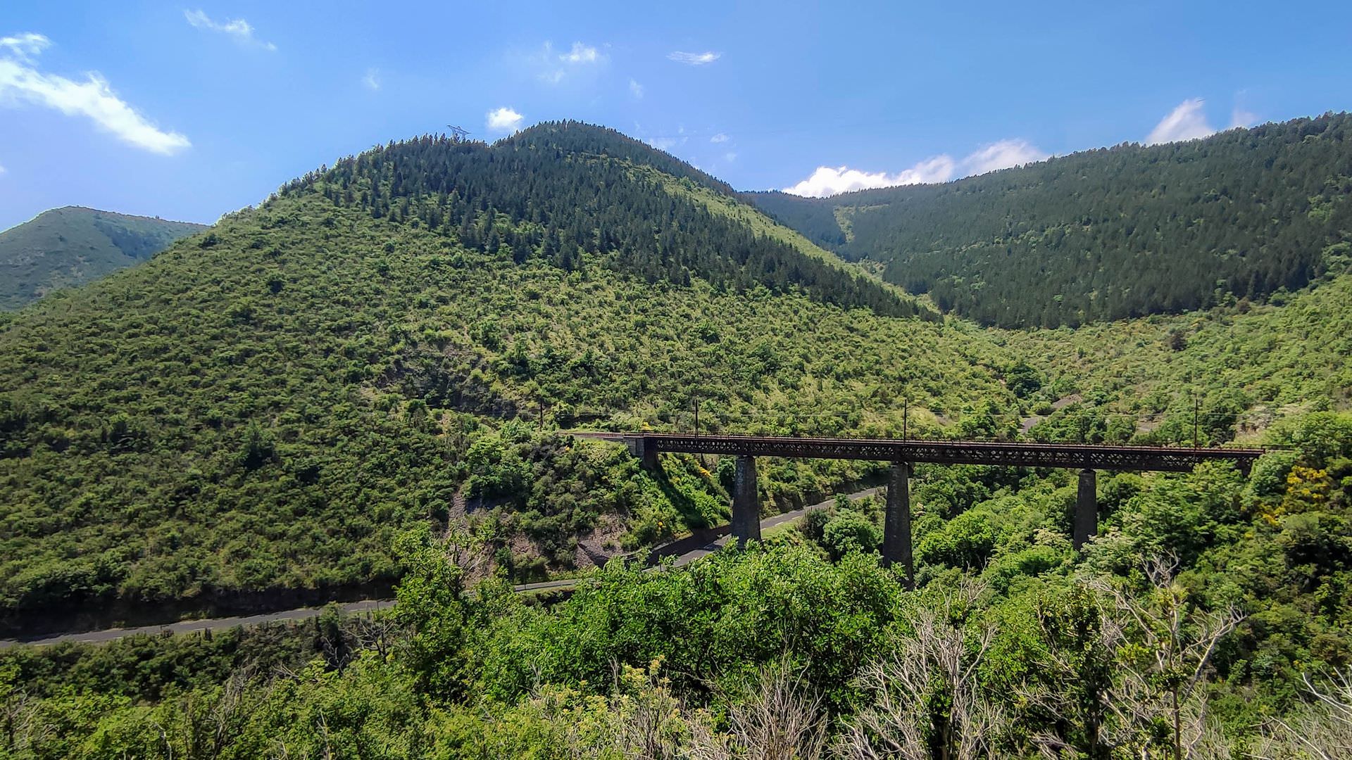 Vue sur le viaduc de l'Usclade dans les Monts d'Orb depuis le GRP Entre Deux Lacs Avène-Salagou