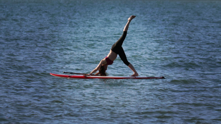 Jeune femme en Sup Yoga sur le lac de la raviège