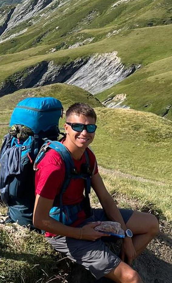 Un randonneur assis au milieu de la Montagne