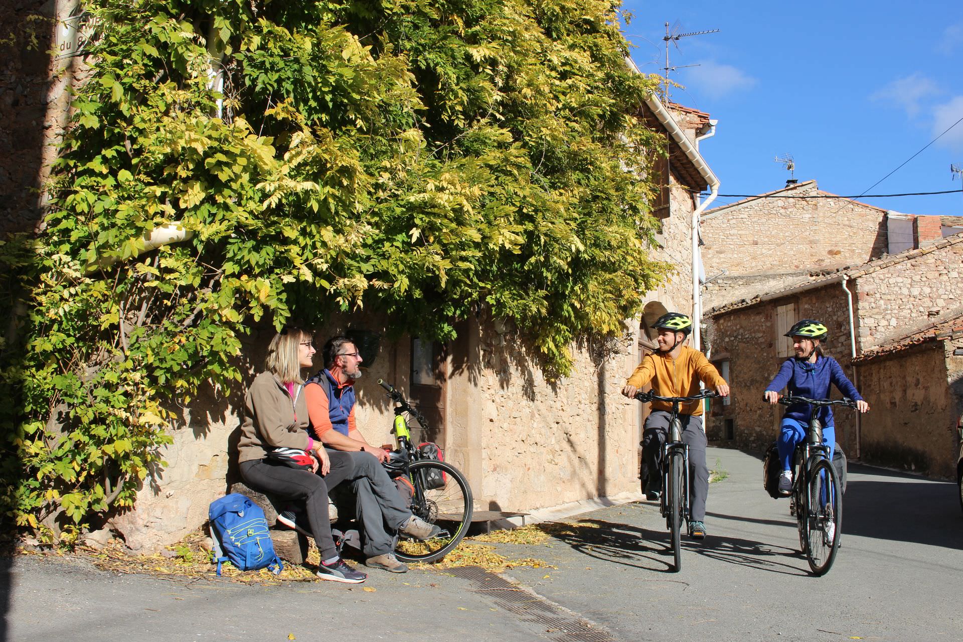 Pause à Villespassans sur l'Oenovélo® St Chinian au canal du Midi