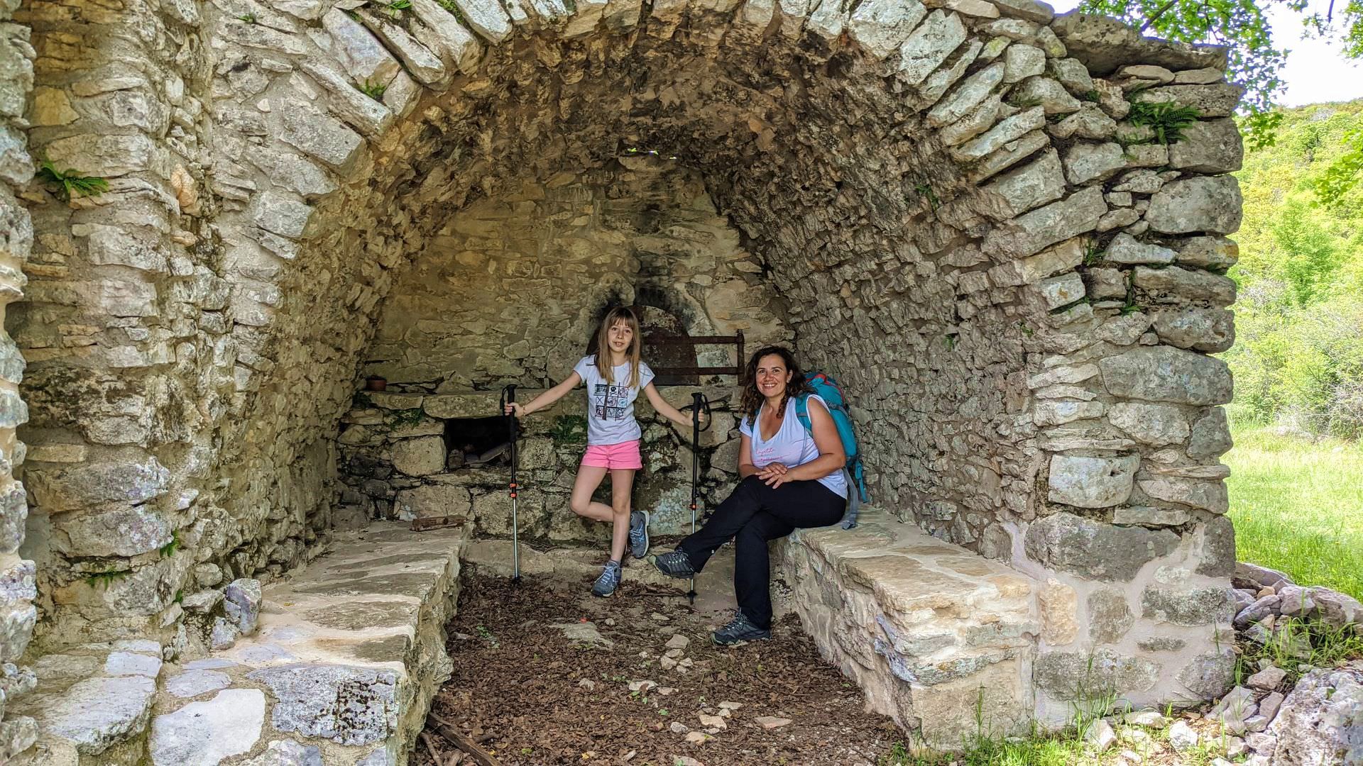 Rando en famille avec un âne dans la Buèges - le four à pain du vieux mas © Gilles Delerue - ADT 34