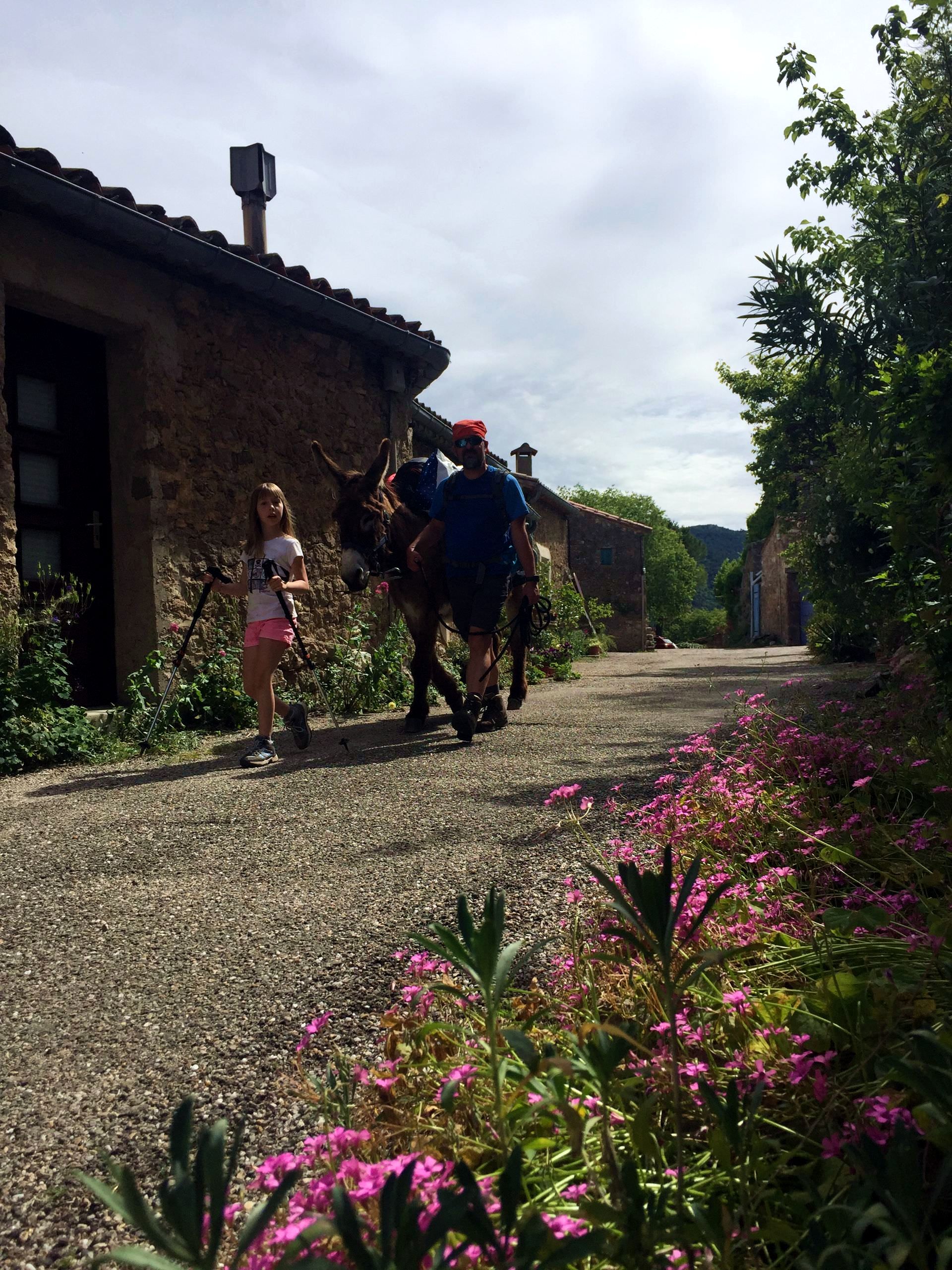 Rando en famille avec un âne dans la Buèges - Pégairolles © Gilles Delerue - ADT 34