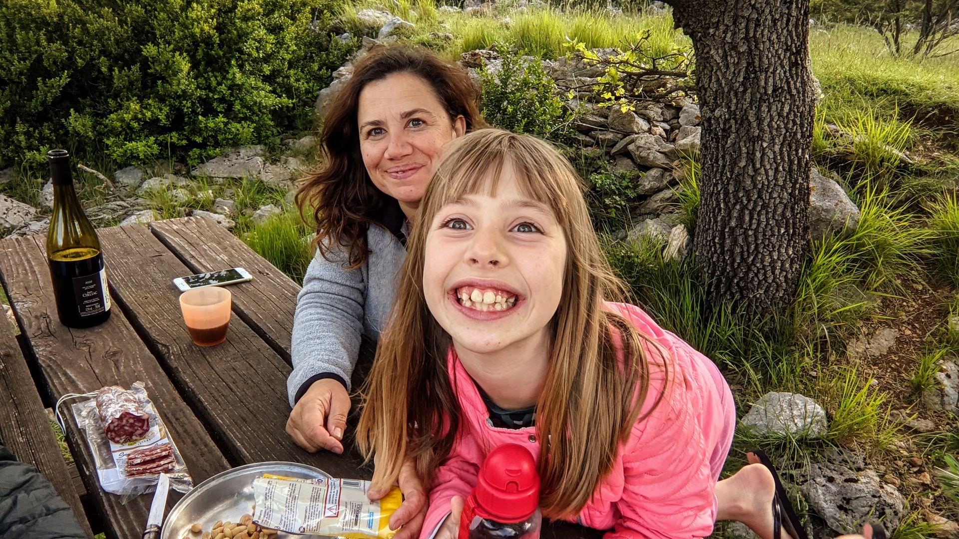 Rando en famille avec un âne dans la Buèges - Hélise et Estelle © Gilles Delerue - ADT 34