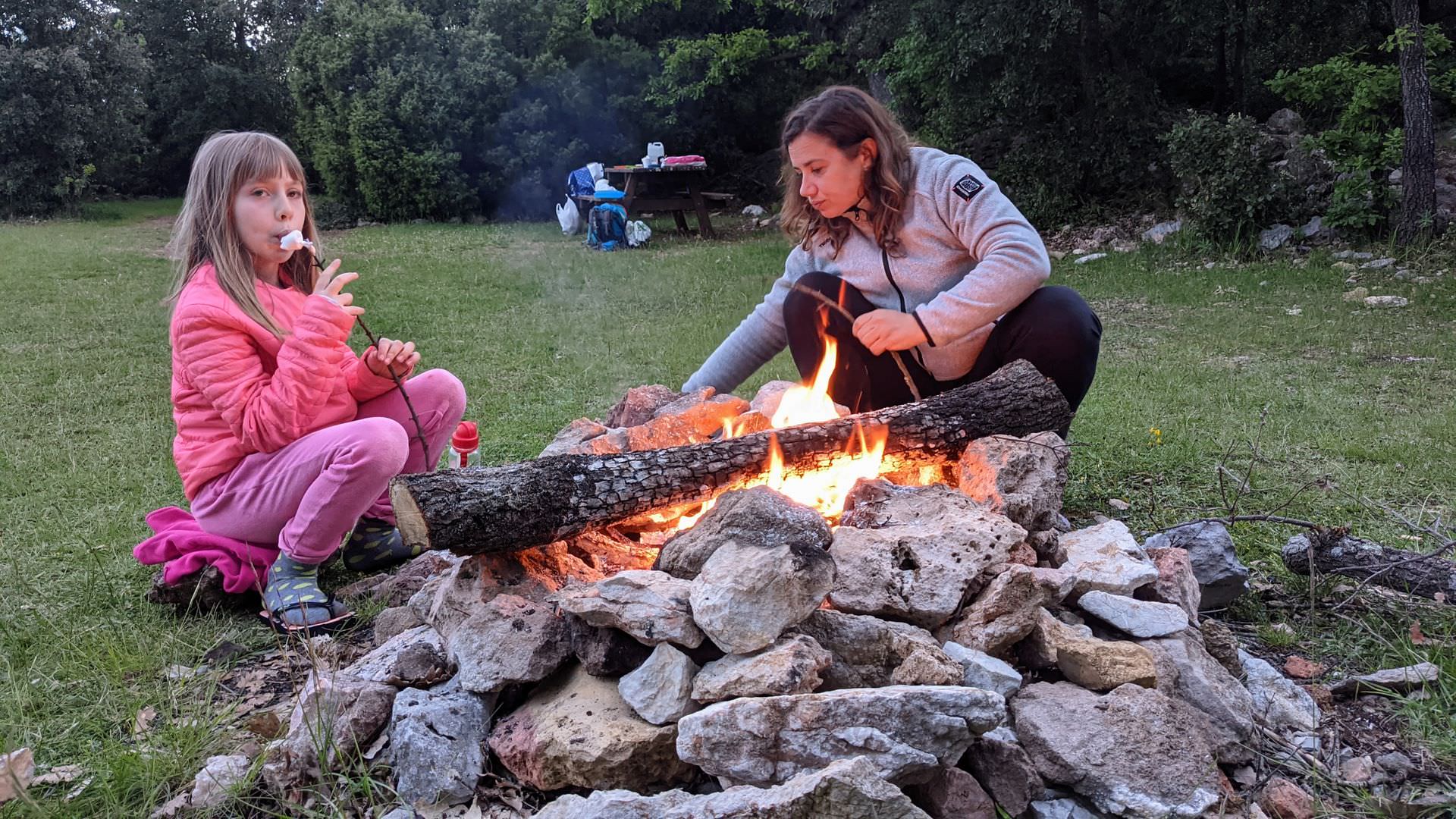 Rando en famille avec un âne dans la Buèges - chamalows grillés © Gilles Delerue - ADT 34