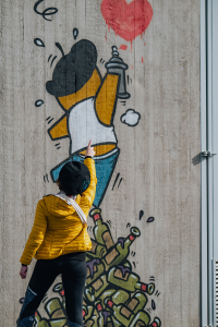Jeune fille devant un street art de la cave de cazouls