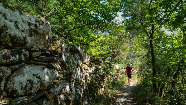 Randonneur dans les gorges de Colombières-sur-Orb
