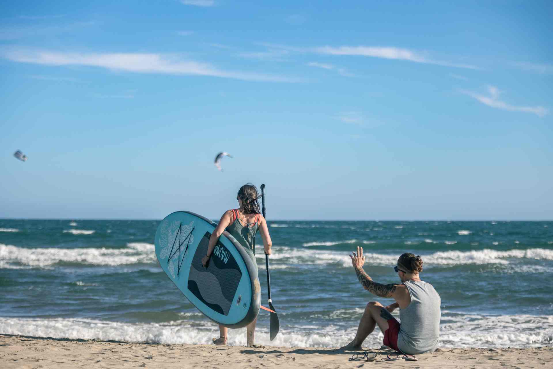© Olivier Octobre Couple de jeunes en paddle sur la plage de la Tamarissière
