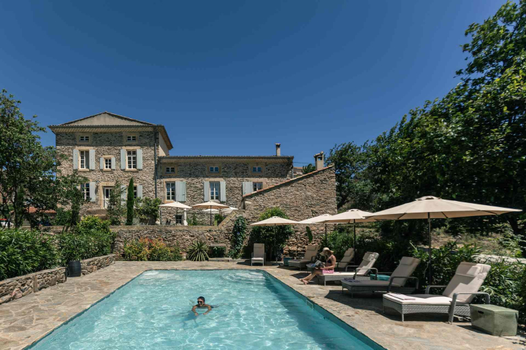 Couple qui se détend à la piscine d'une chambre d'hôtes