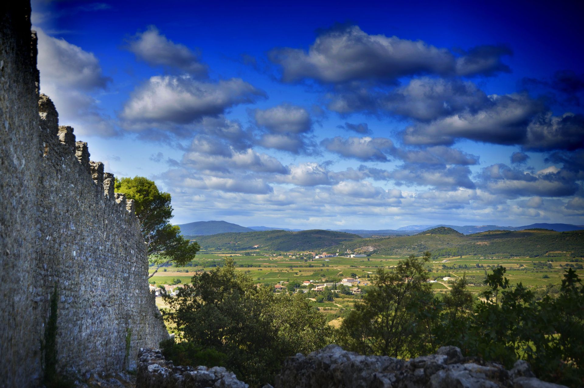 Plaine viticole depuis le Castellas de Montpeyroux © Olivier Diaz de Zarate Vue sur la plaine viticole depuis le castellas de Montpeyroux