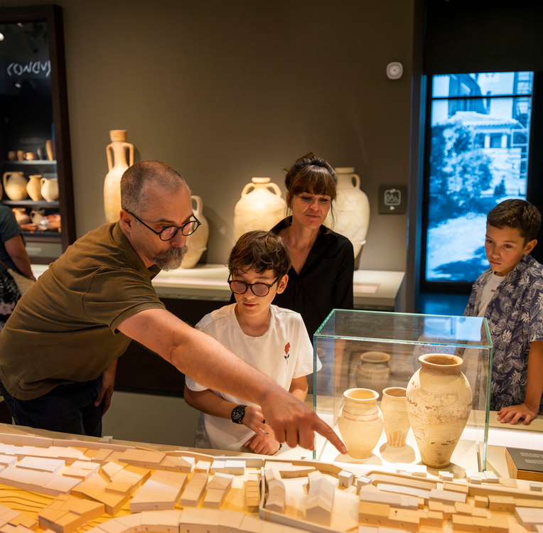 Famille en visite au Musée archéologique d'Ensérune