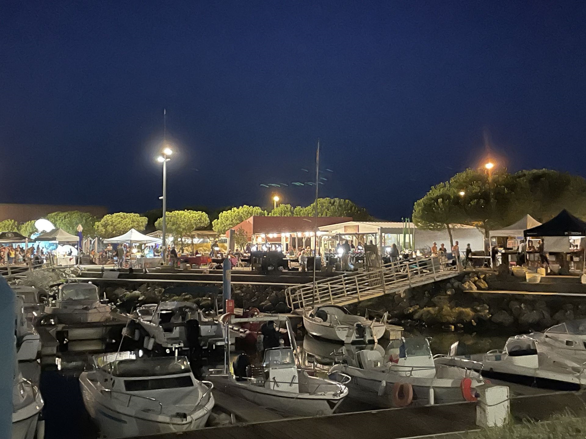 Les Escales Gourmandes sur le port du Chichoulet © dom Les Escales Gourmandes sur le port du Chichoulet
