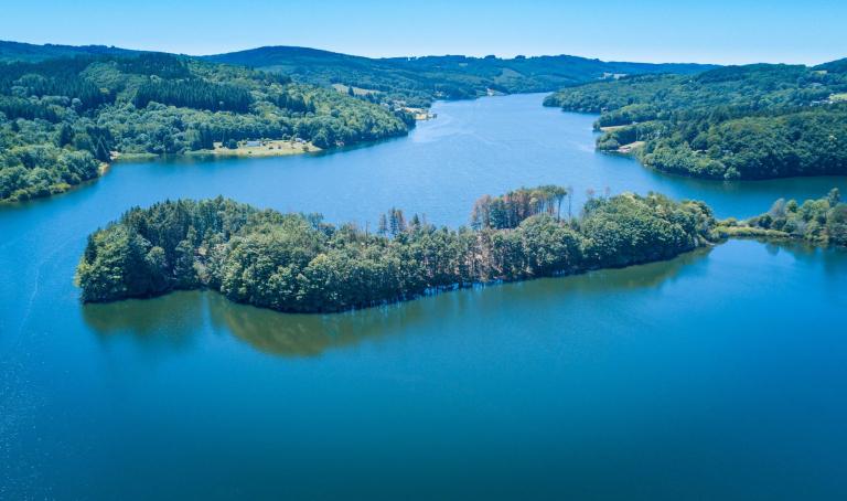 Les îles Rebondinnes au lac de la Raviège