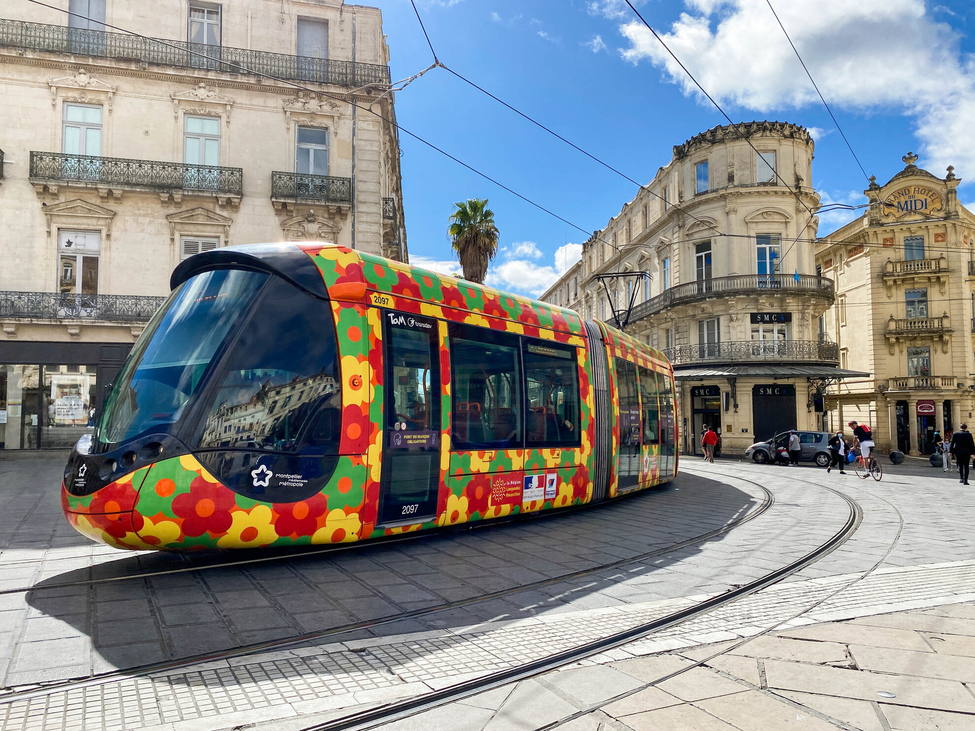 Tram de Montpellier Place de la Comédie © OT3M Marie Remignon Tram fleuri de Montpellier traversant la Place de la Comédie