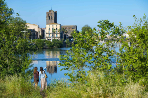 2 jeunes filles qui regardent la cathédrale d'Agde