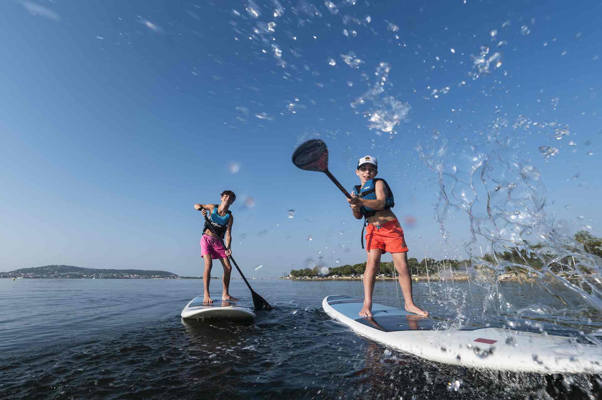 Enfants en paddle sur l'étang de Thau à Balaruc les Bains