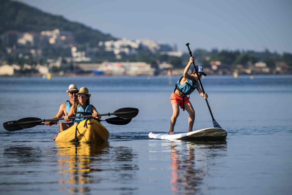 Famille en caloë et paddle sur l'étang de Thau à Balaruc-les-Bains
