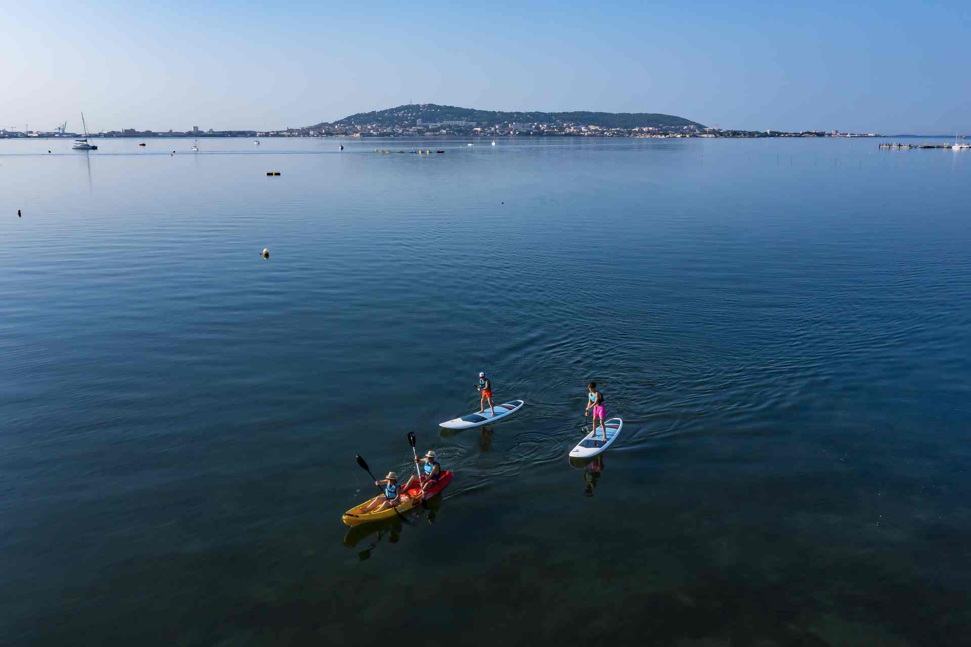 Famille en canoë et paddle sur l'étang de Thau à Balaruc-les-Bains