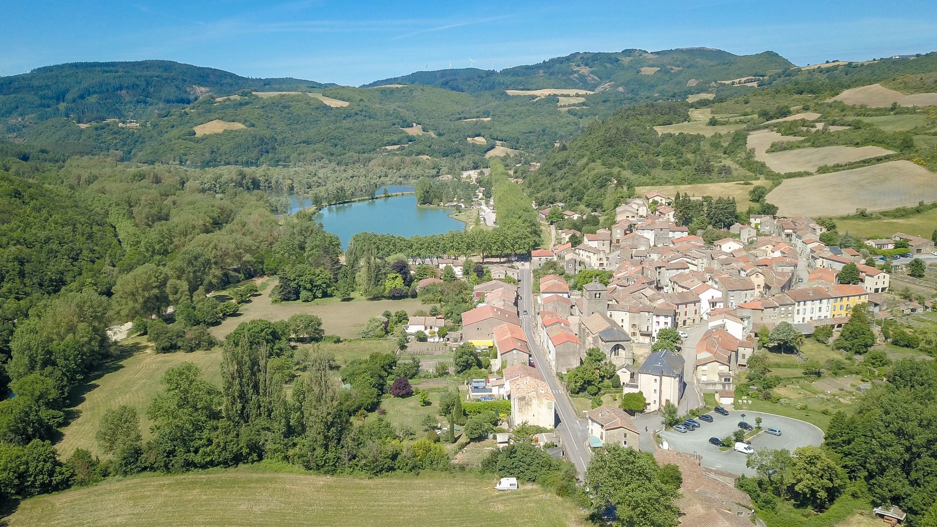 Village de Ceilhes © Eric Brendle Vue sur le village de Ceilhes-et-Rocozels et son plan d'eau, Le Bouloc, dans les Monts d'Orb