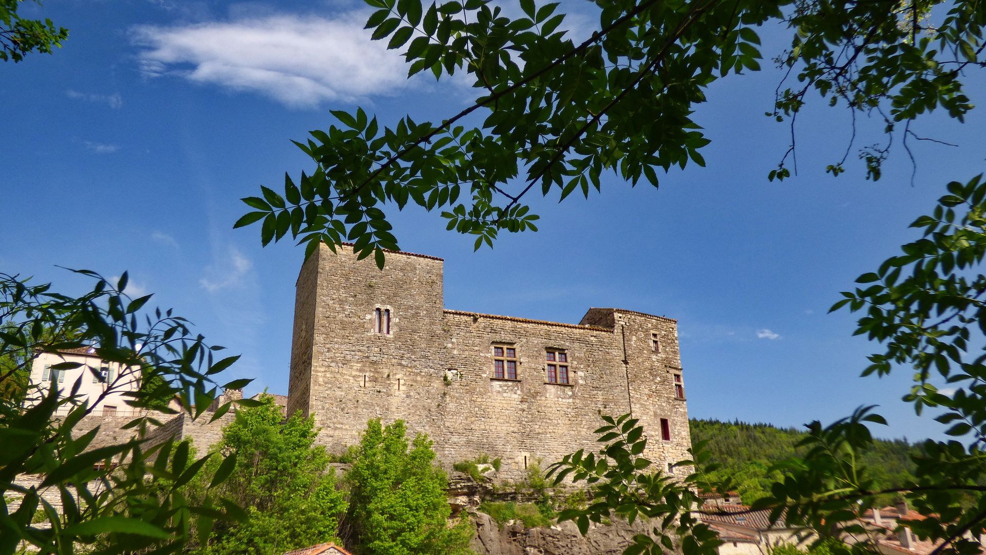 Château Haut de Boussagues © Eric Brendle Vue sur le château haut dans le village médiéval de Boussagues dans les monts d'Orb