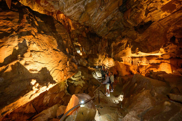 Groupe de jeunes qui visite la Grotte de la fileuse de verre à Courniou