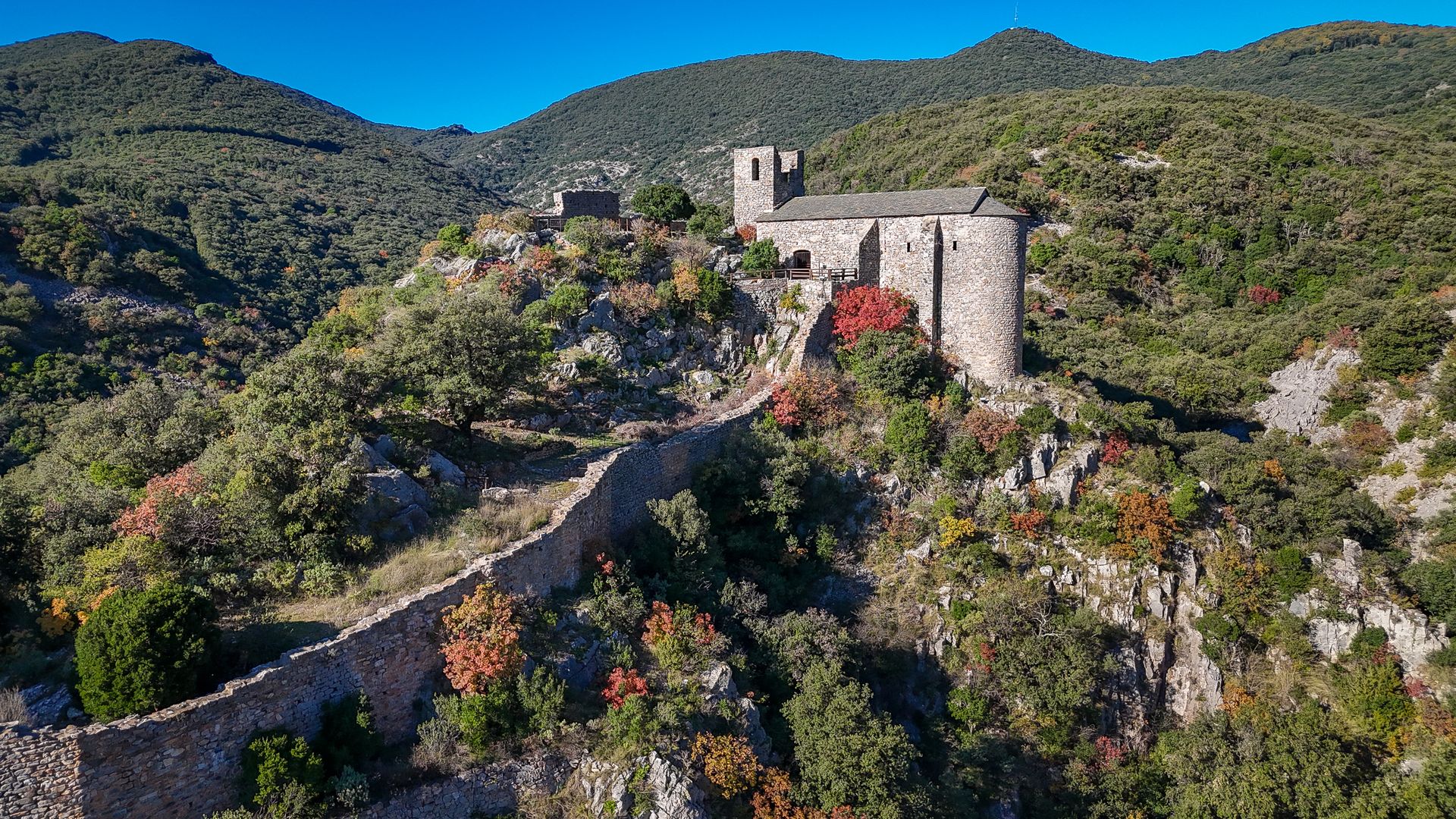 Castrum et chapelle médiévale Notre-Dame-de-La-Roque à Cabrerolles © Eric Brendle Castrum et chapelle médiévale Notre-Dame-de-La-Roque à Cabrerolles dans les Avant-Monts