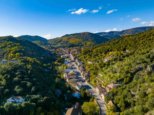 Vue aérienne de Saint Pons de Thomières dans le Haut-Languedoc