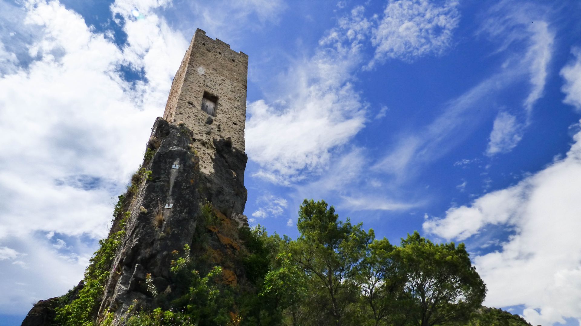 Tour carolingienne de Roquebrun © Eric Brendle Tour carolingienne du village médiéval de Roquebrun à l'entrée du Parc naturel régional du Haut-Languedoc