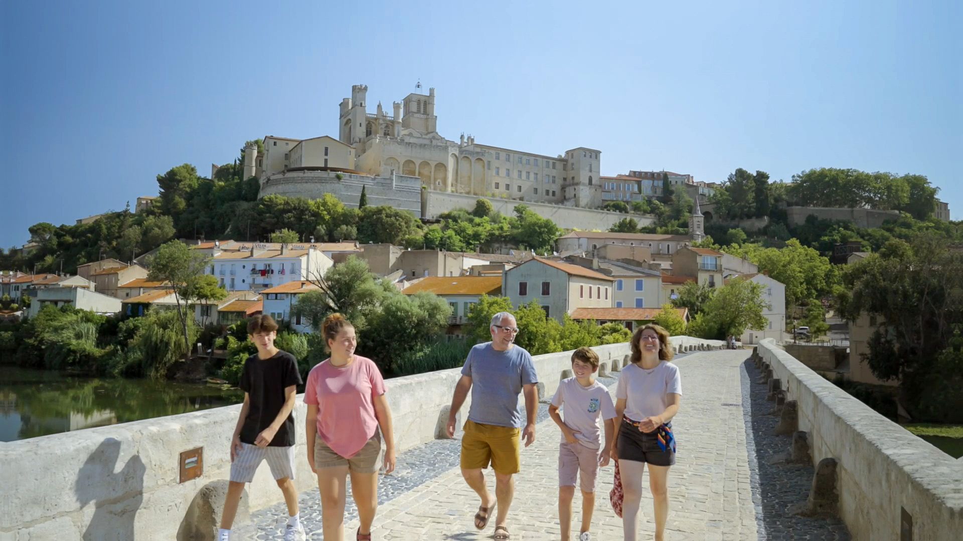 Une famille se promène à pied sur la nouvelle voie douce de l'acropole à Béziers